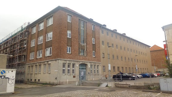 留学時代、毎日利用していたロストック大学歴史学研究所 付属の「東ドイツ研究図書室」の写真。 今は閉鎖して博物館にするために工事中ですが、昔は秘密警察「シュタージ」の牢獄だったところです。