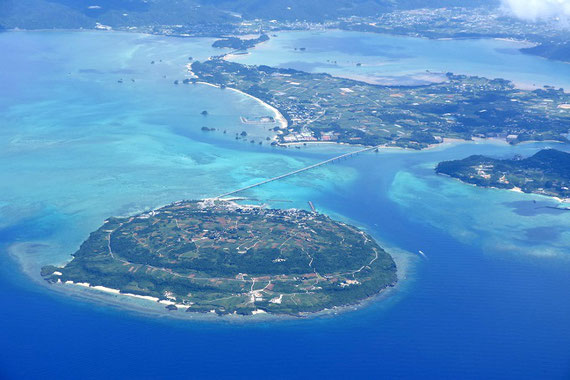 沖縄島北部の隆起したサンゴ礁の島と，現在のサンゴ礁（撮影：後藤先生）