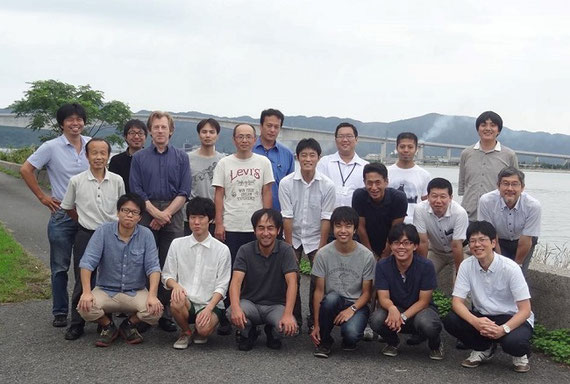 主催する「海洋・湖沼リモートセンシング勉強会」の合宿（2014年、島根大学汽水域研究センター中海分室にて）での一枚。前列右が作野先生