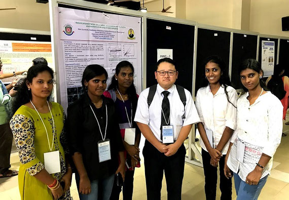2018年、インドのVellore Institute of Technology (VIT)で開催された国際ワークショップInternational Workshop on Materials Technology and Applications（IWMTA）のポスター発表会場にて、インドの大学生と共に。