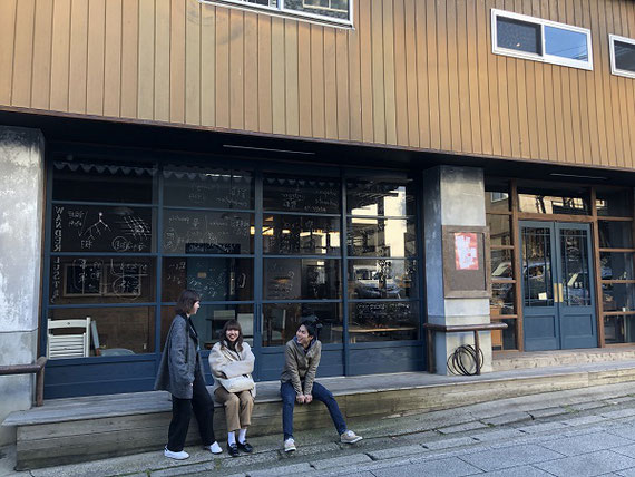 長野市善光寺門前「東町ベース」 文房具問屋の倉庫がリノベーションによって店舗兼シェアオフィスに転換され，新しい暮らし方が生まれつつある。
