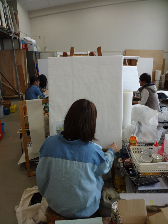 授業での日本画実習の様子