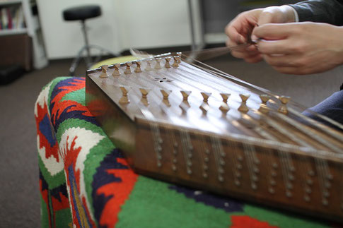 民族音楽演奏演習で使われているイランの民族楽器サントゥール