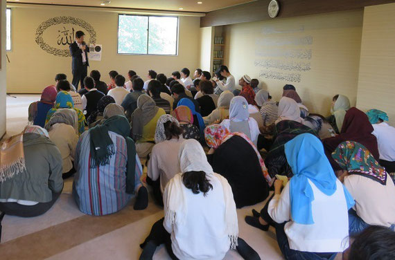 フィールドワークでは、学生と一緒にモスクを訪問