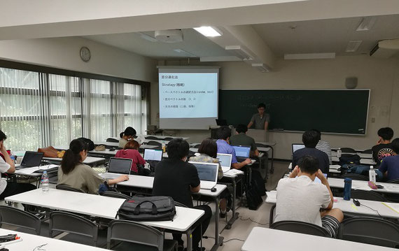 大阪府立大学、信州大学、千葉大学との合同ゼミの様子。学生の研究発表と研究スキルのレクチャーを通じ、他大学の学生と切磋琢磨しています。