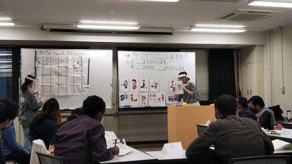 日本語教員養成の授業で，学生が実際に留学生の前で教育実習をします。