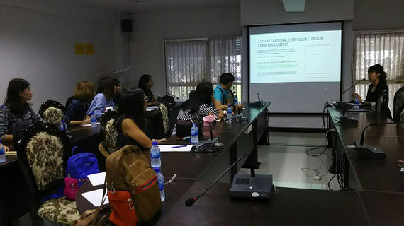 タイのピサヌロークにある、ピブーンソンクラーム・ラーチャパット大学でそれぞれの国の幼児教育のナショナルカリキュラムについて意見交換（2018年８月）