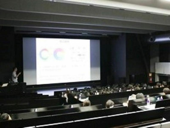 中学生に対する講演会をおこなったときに撮影されたもの ※以下の大学広報ページより  https://www3.rikkyo.ac.jp/research/initiative/activities/event/fy13_hirameki_report/