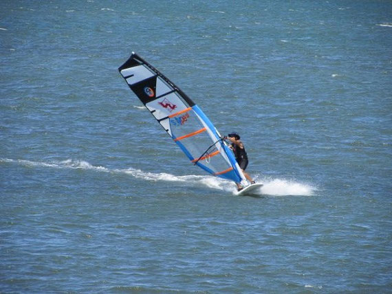 趣味のウインドサーフィン  30年以上続けている趣味のウインドサーフィン（写真は浜名湖でウインドサーフィンする喜多）。浜松市は2018年に「マリンスポーツの聖地」宣言をしている。
