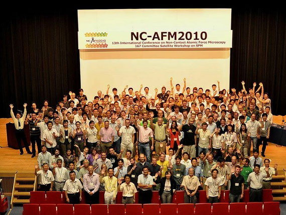 金沢で開催したncAFM2010参加者の集合写真（最前列中央が新井先生）。「ncAFM2010」は2010年に新井先生が主催した非接触原子間力顕微鏡国際会議で、世界15カ国から約240名の参加があった。