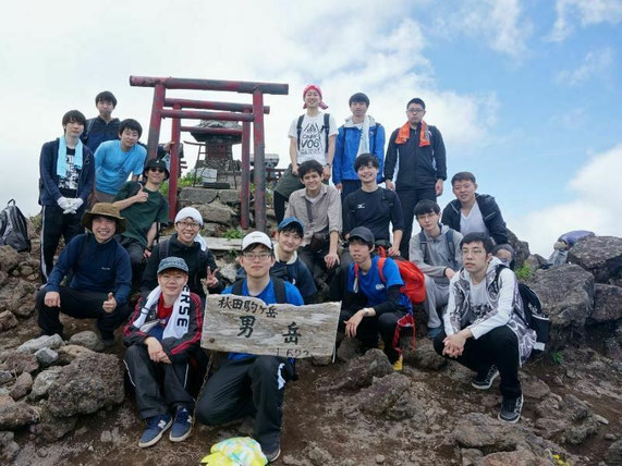 秋田駒ケ岳に登った時のものです。研究室ではバーベキュー、芋煮会、キャンプなどのイベントも行っています。登山は毎年6月に県内で行っています。