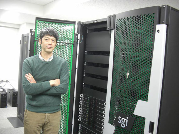 兵庫県立大学データ計算科学連携センターで運用する並列計算機とともに。学生もこのような計算機を自由に使用することができます。