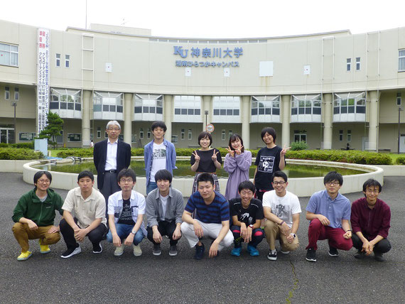 神奈川大学湘南ひらつかキャンパスにて、研究室の集合写真。（2019年7月撮影）