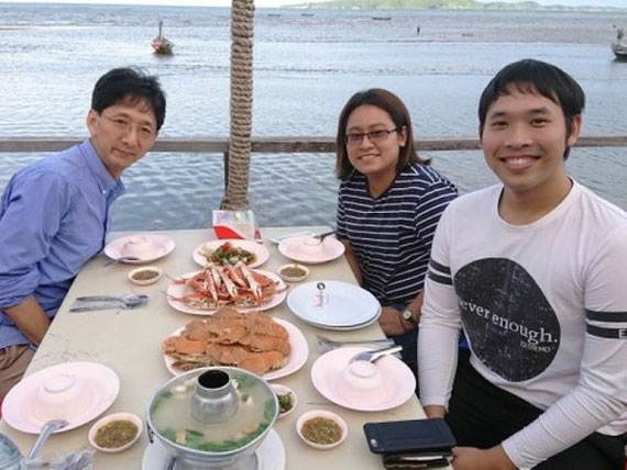 タイの共同研究先の研究室の学生と海辺のレストランで。右奥の女子学生は、中戸の研究室に留学していました。