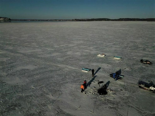 2021.3　結氷した道東・厚岸湖の調査風景。氷に穴を開けて湖内の生態調査。