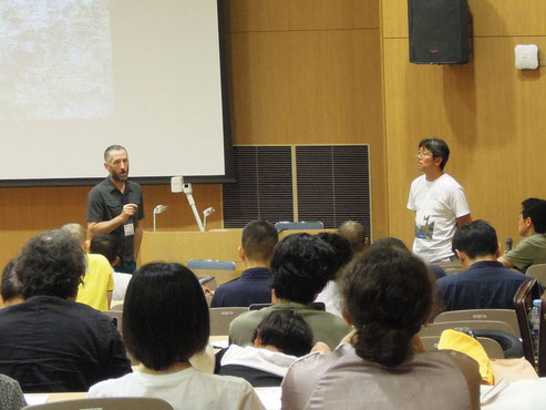 2019年8月、北大札幌キャンパス、日本進化学会札幌大会での一コマ。中央右が大会長を務めた荒木、左が招待演者のカナダ・マギル大学のアンドリュー・ヘンドリー教授。