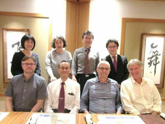 2016年に東京で「日本薬物動態学会 第32回年会」という学会を主催した時の食事会風景（講演に来ていただいた米国、ドイツ、アイルランドの先生方および教室員と一緒に）