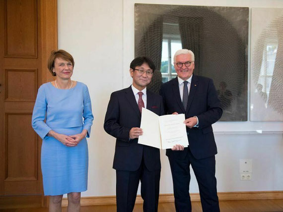 日本とドイツの相互理解に貢献した日本の研究者に授与される「フィリップ・フランツ・フォン・シーボルト賞」を受賞しました。2019年6月に、ベルリンにあるベルビュー宮殿で、シュタインマイアー連邦大統領より直接授与されました。