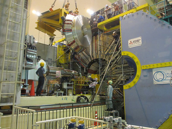 高エネルギー加速器研究機構(KEK)で行われている素粒子実験 Belle II の 巨大な検出器。周長3kmの加速器で電子と陽電子を衝突させるところに設置されている。写真は検出器を建設している途中の様子。