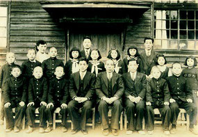 小学校の卒業写真。前列左端が藤嶋先生