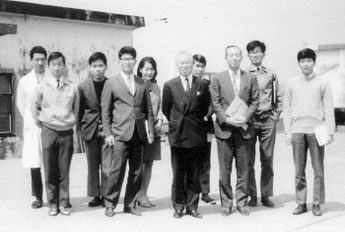 菊池先生の研究室のメンバーの皆さん。左から4人目が藤嶋先生、6人目が菊池真一先生、右から3人目が本多健一先生